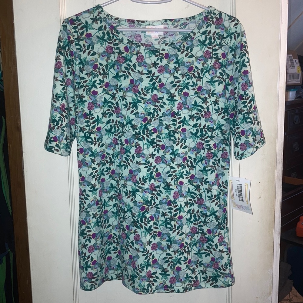 NWT LuLaRoe M Gigi Top